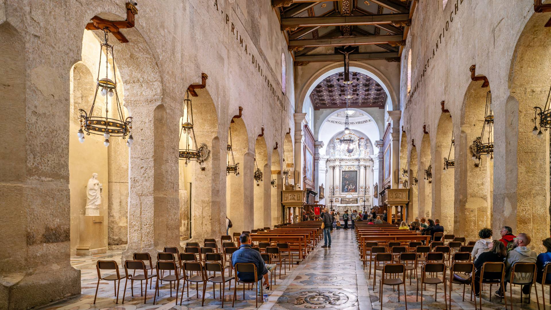 Im Innern der Kathedrale